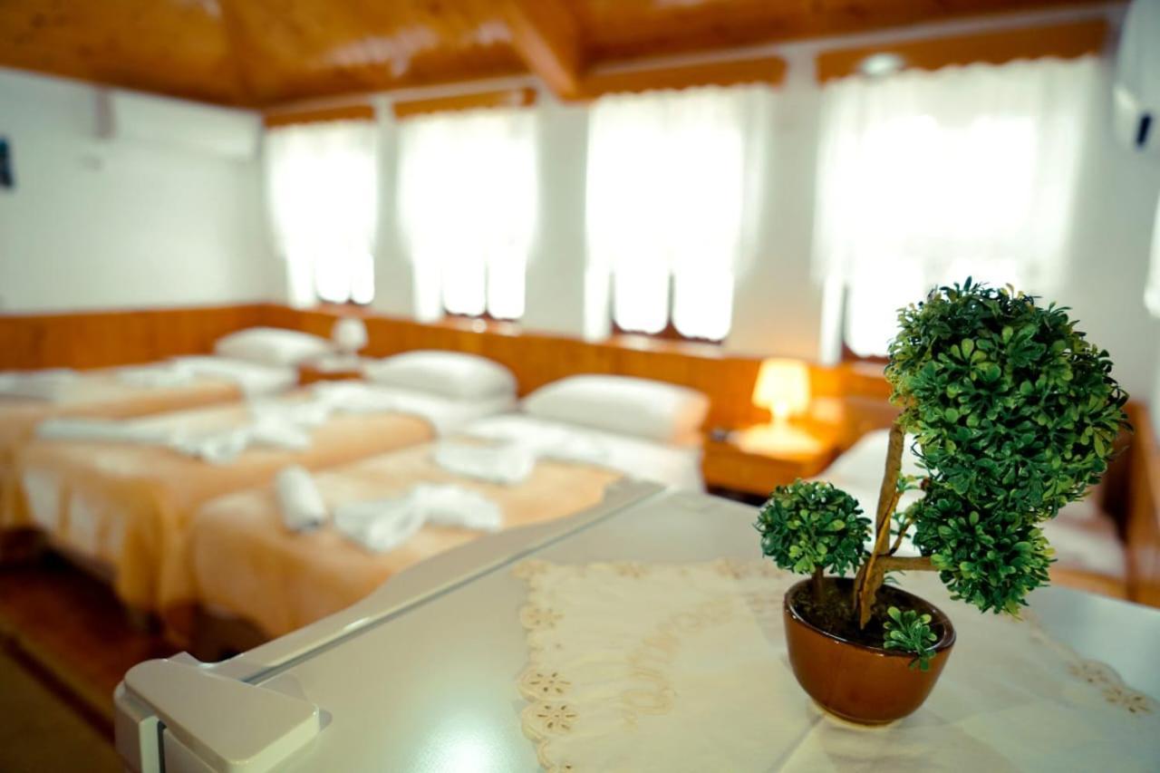 Hotel Domino Gjirokaster Bagian luar foto